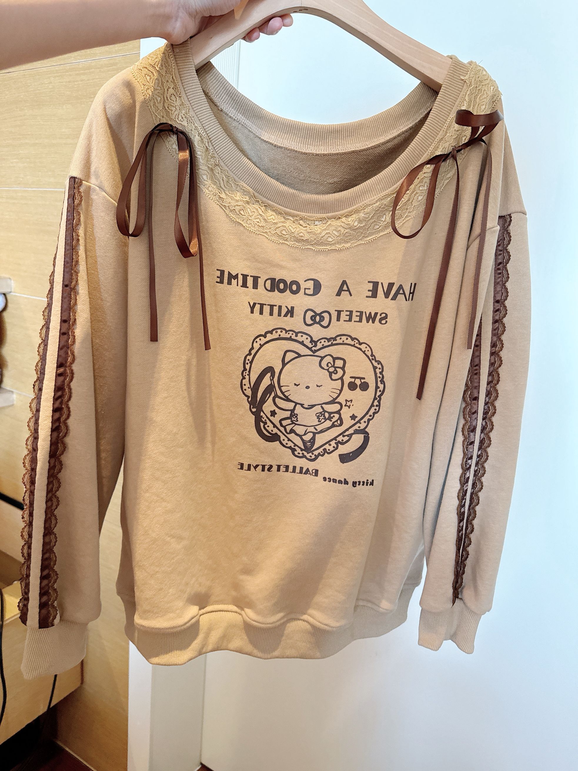 【张静芝】卡通猫咪印花系带蕾丝边卫衣