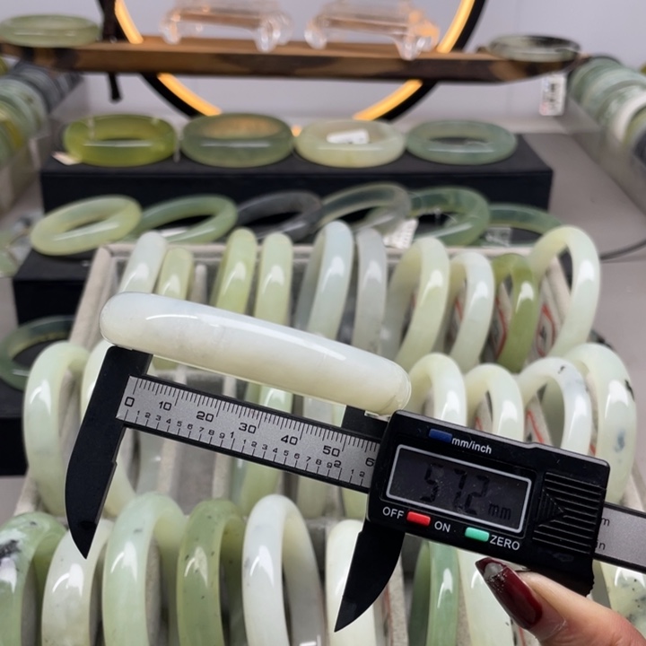 蛇纹石玉手镯未镶嵌58