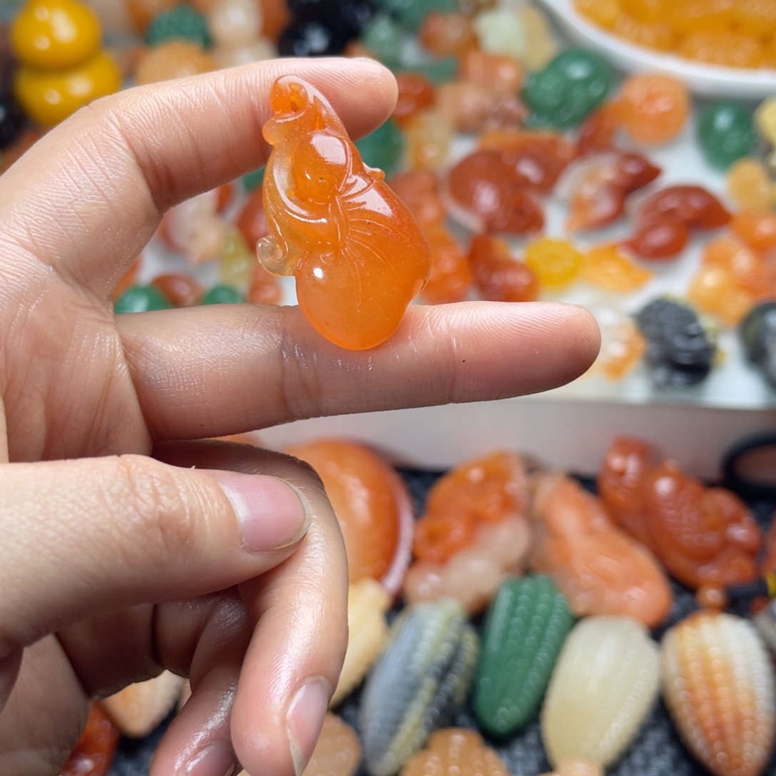 石英质玉（金丝玉）未镶嵌颈饰