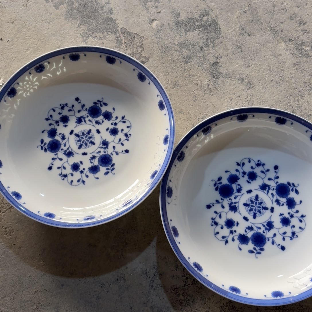 景德镇青花8英寸盘两个微瑕看图