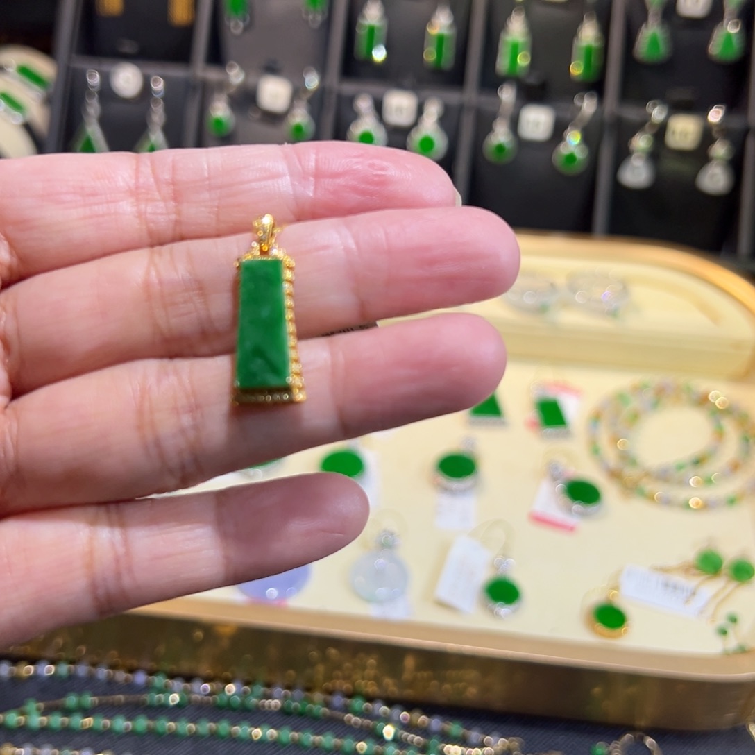 翡翠18K金镶嵌颈饰吊坠