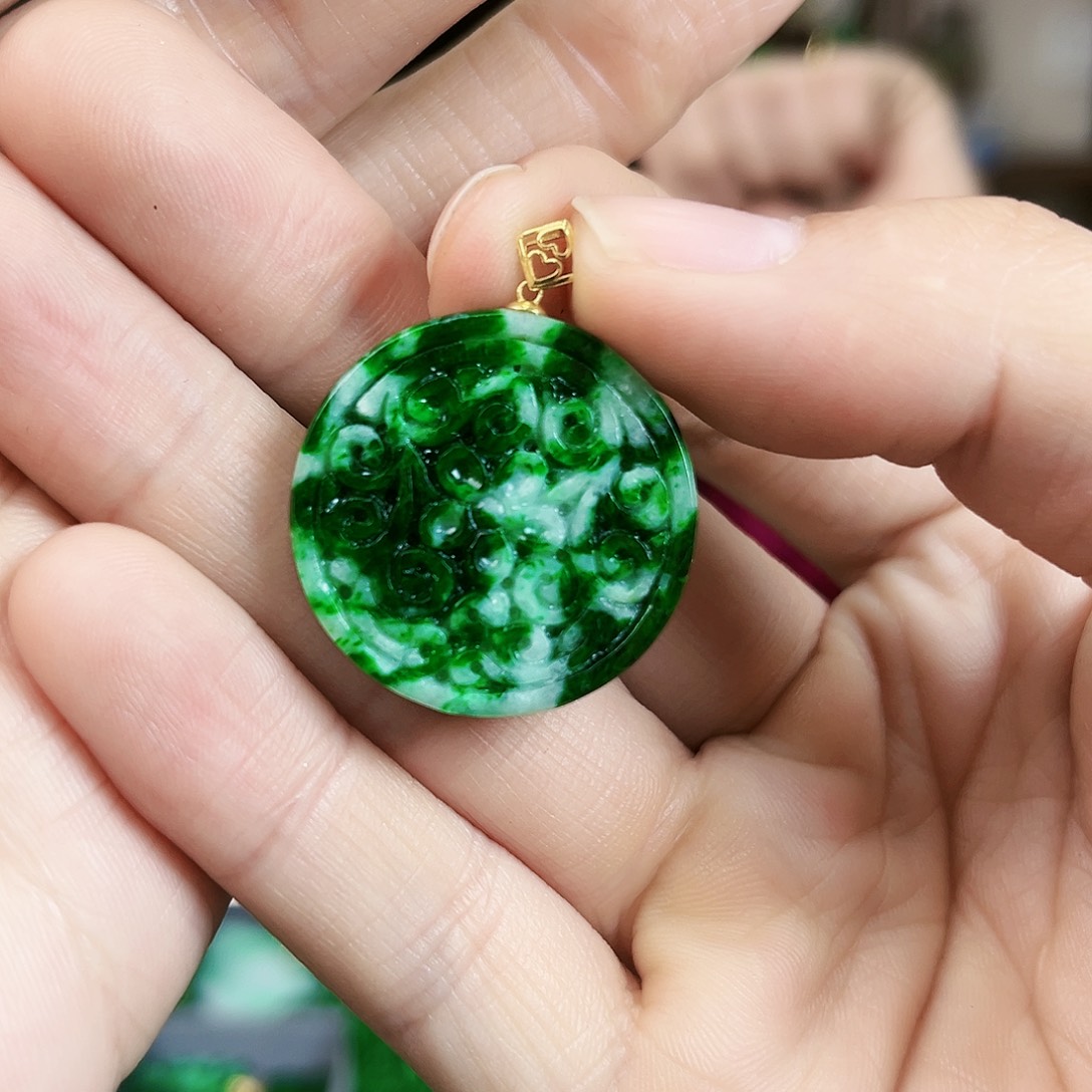 翡翠颈饰18K金镶嵌吊坠多样性