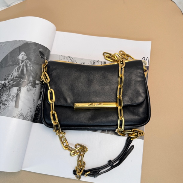 95新 MIU MIU/缪缪 黑金小号泡芙斜挎包/7196