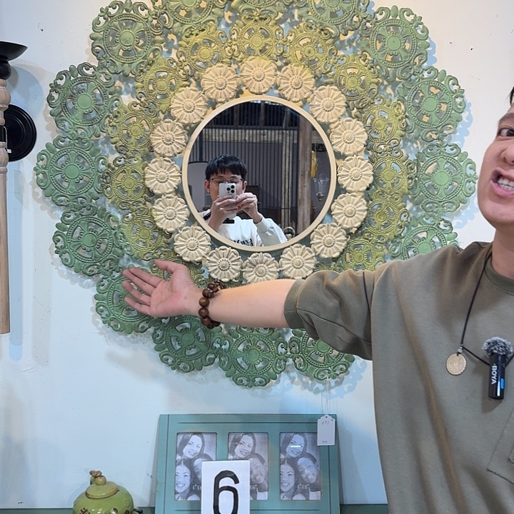 有机玻璃木质柜子里的