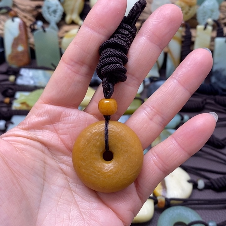 蛇纹石玉未镶嵌颈饰