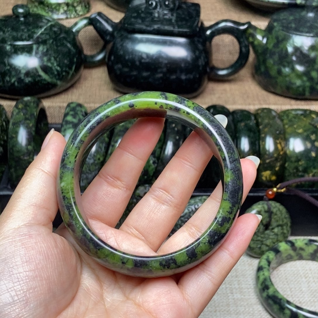 蛇纹石玉颈饰未镶嵌舍****店