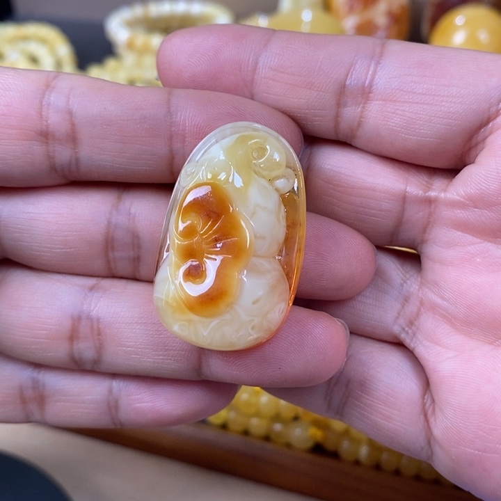 未镶嵌琥珀裸石吊坠