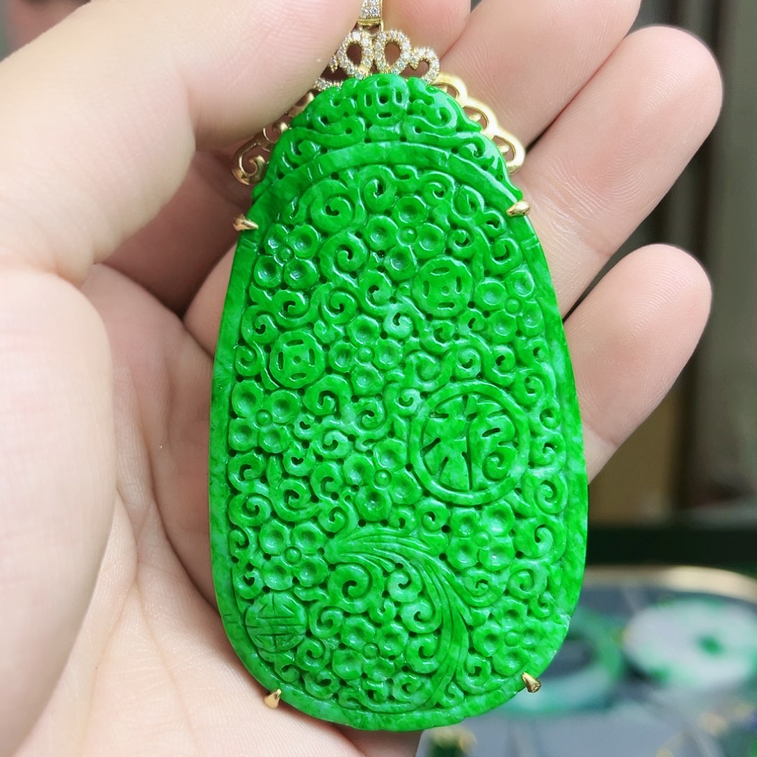 翡翠颈饰18K金镶嵌吊坠