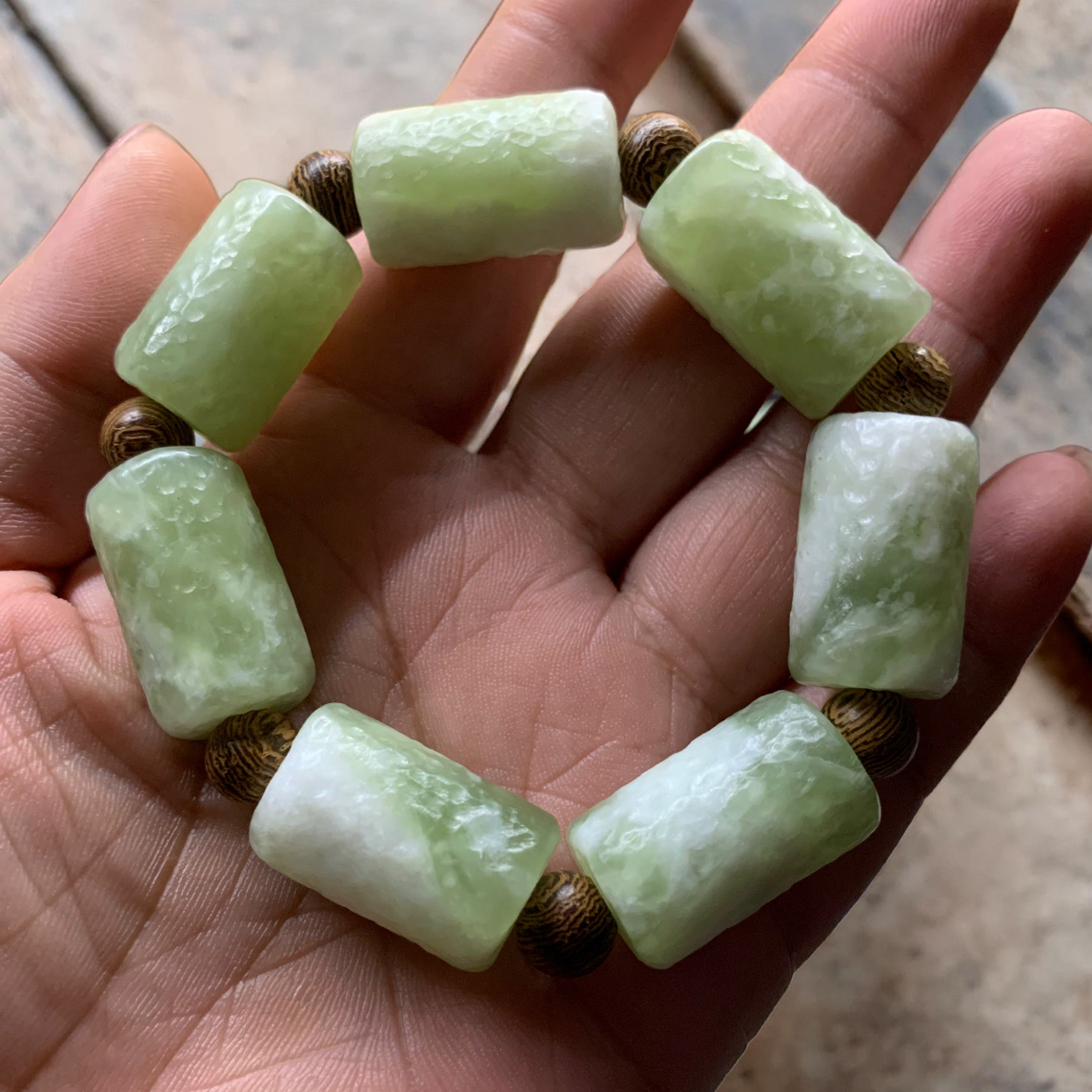 天然岫玉手工锤纹青提奶盖桶珠手串