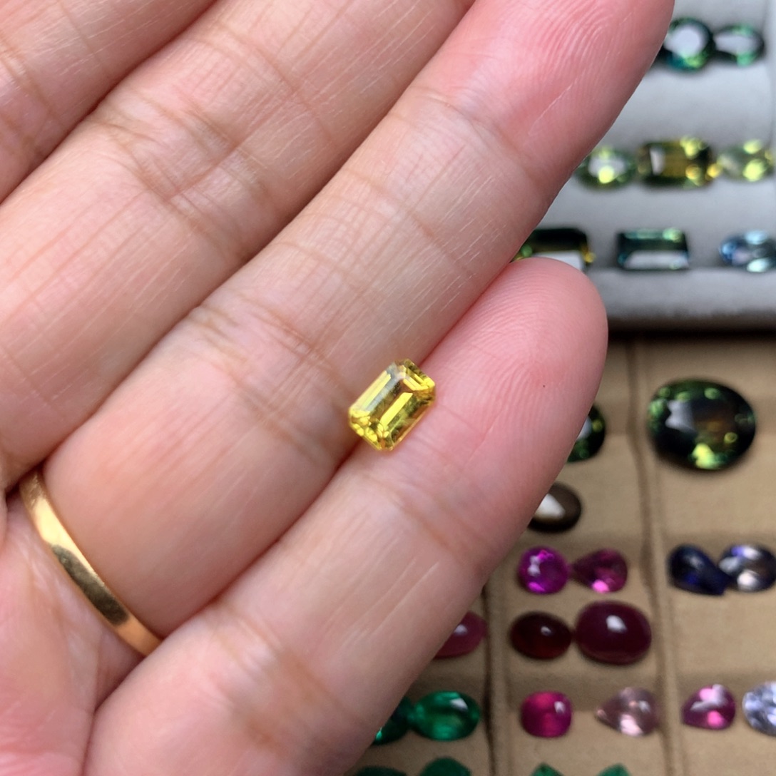 蓝宝石裸石未镶嵌