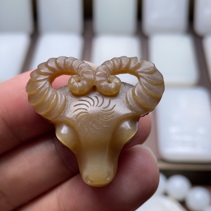 和田玉颈饰未镶嵌鸿运当头