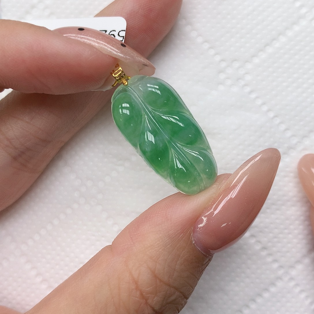 颈饰18K金镶嵌翡翠