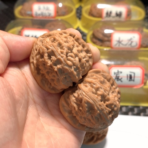 文玩核桃吊坠好*生三角白