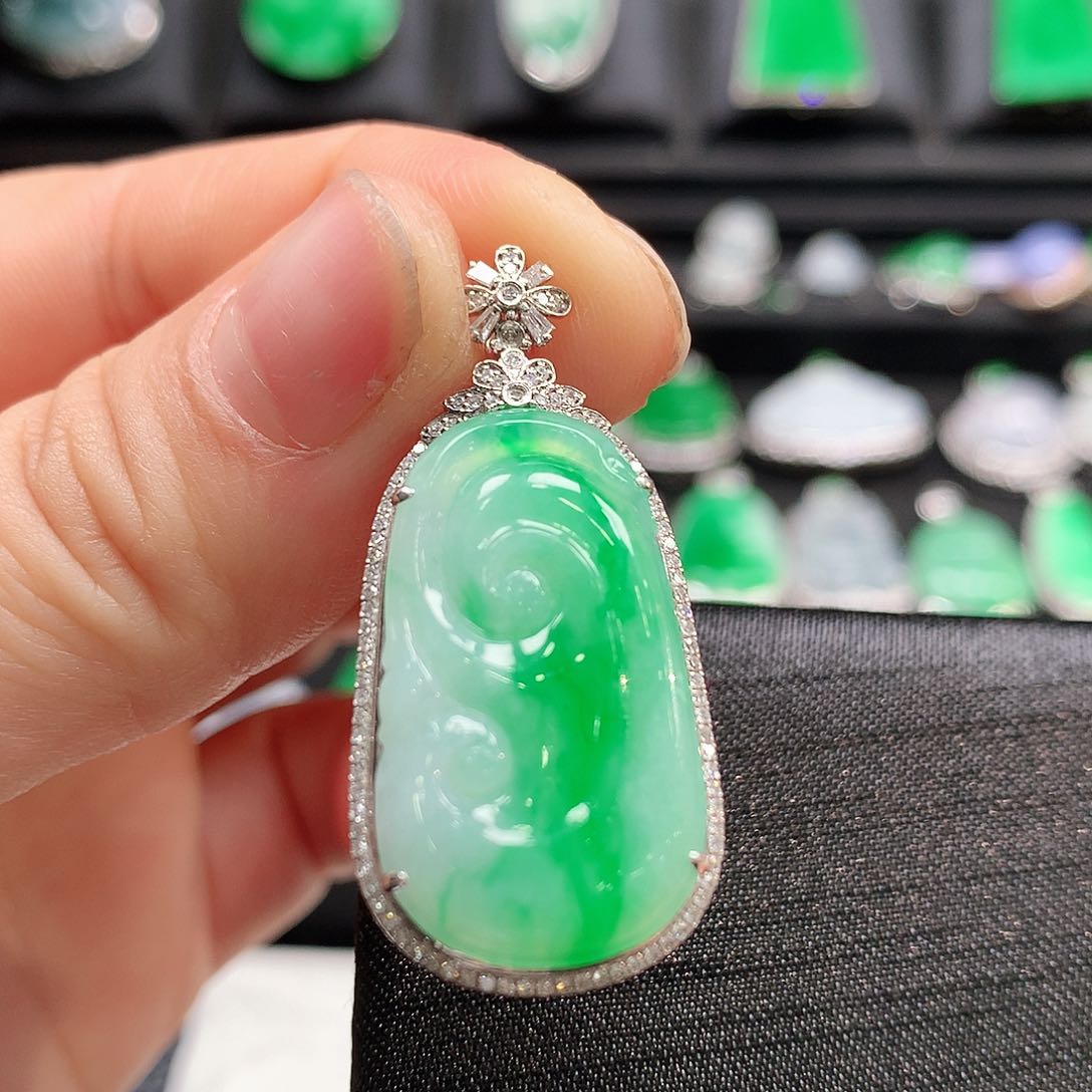 翡翠颈饰18K金镶嵌如意