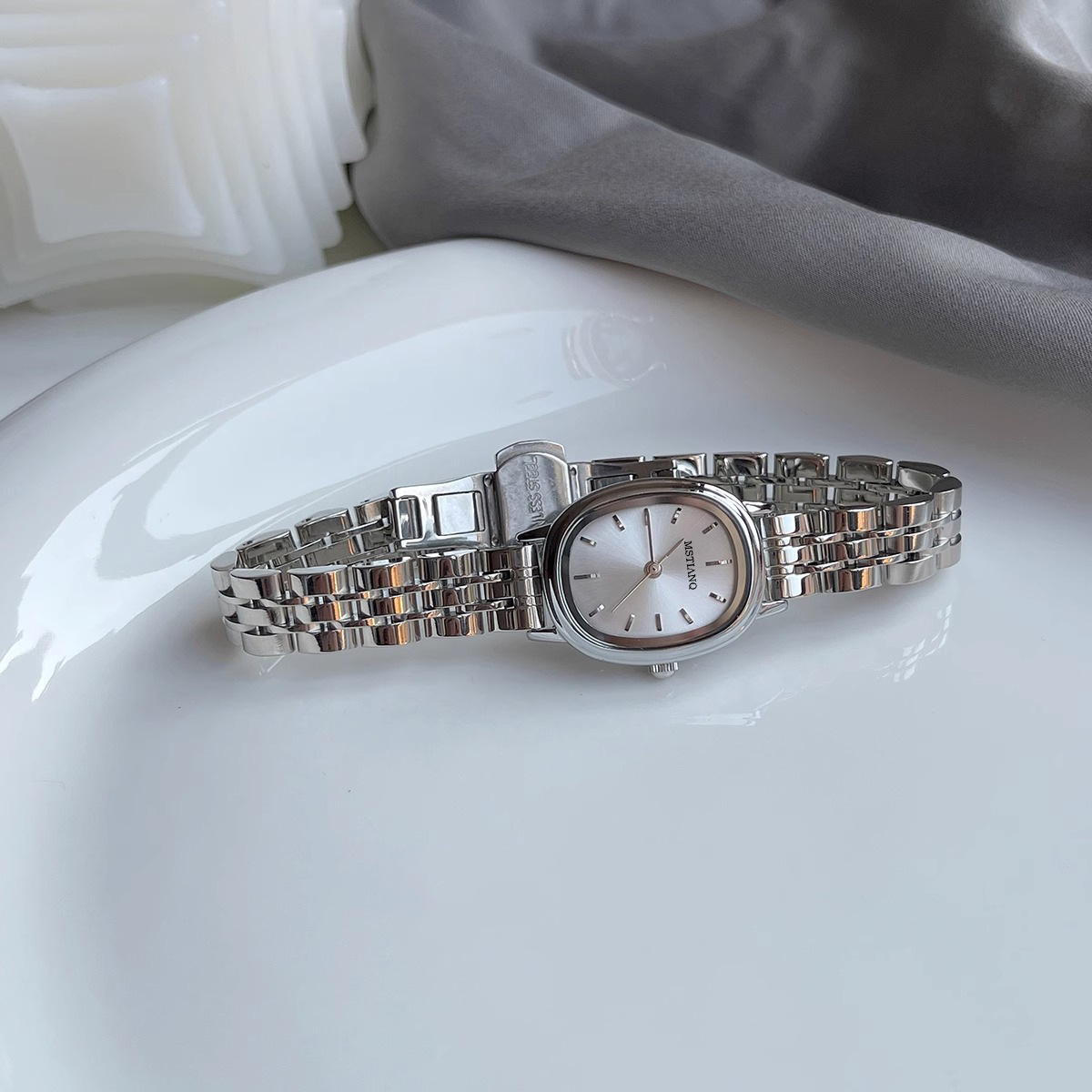 韩版潮流时尚椭圆形钢带女士手表学生上班族轻奢小巧气质石英女表