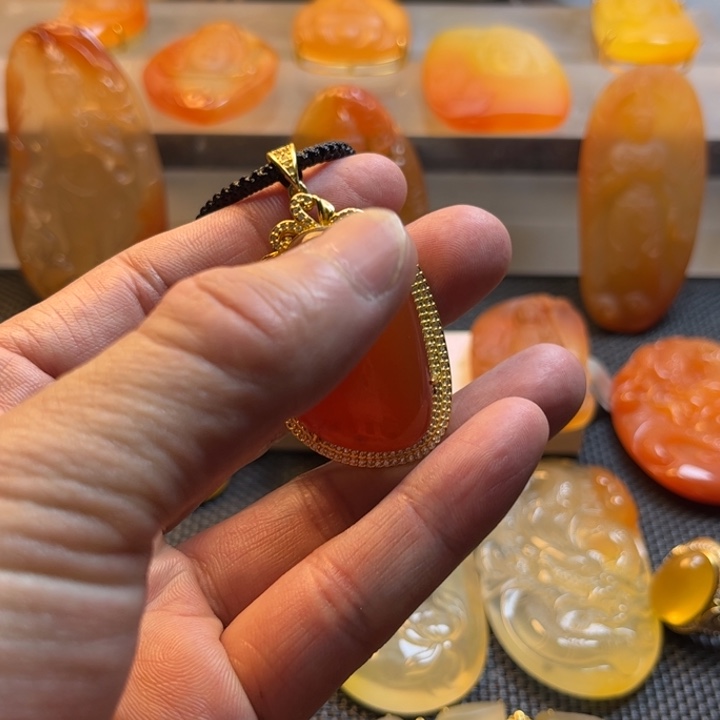 石英质玉颈饰18K金镶嵌蓝**云