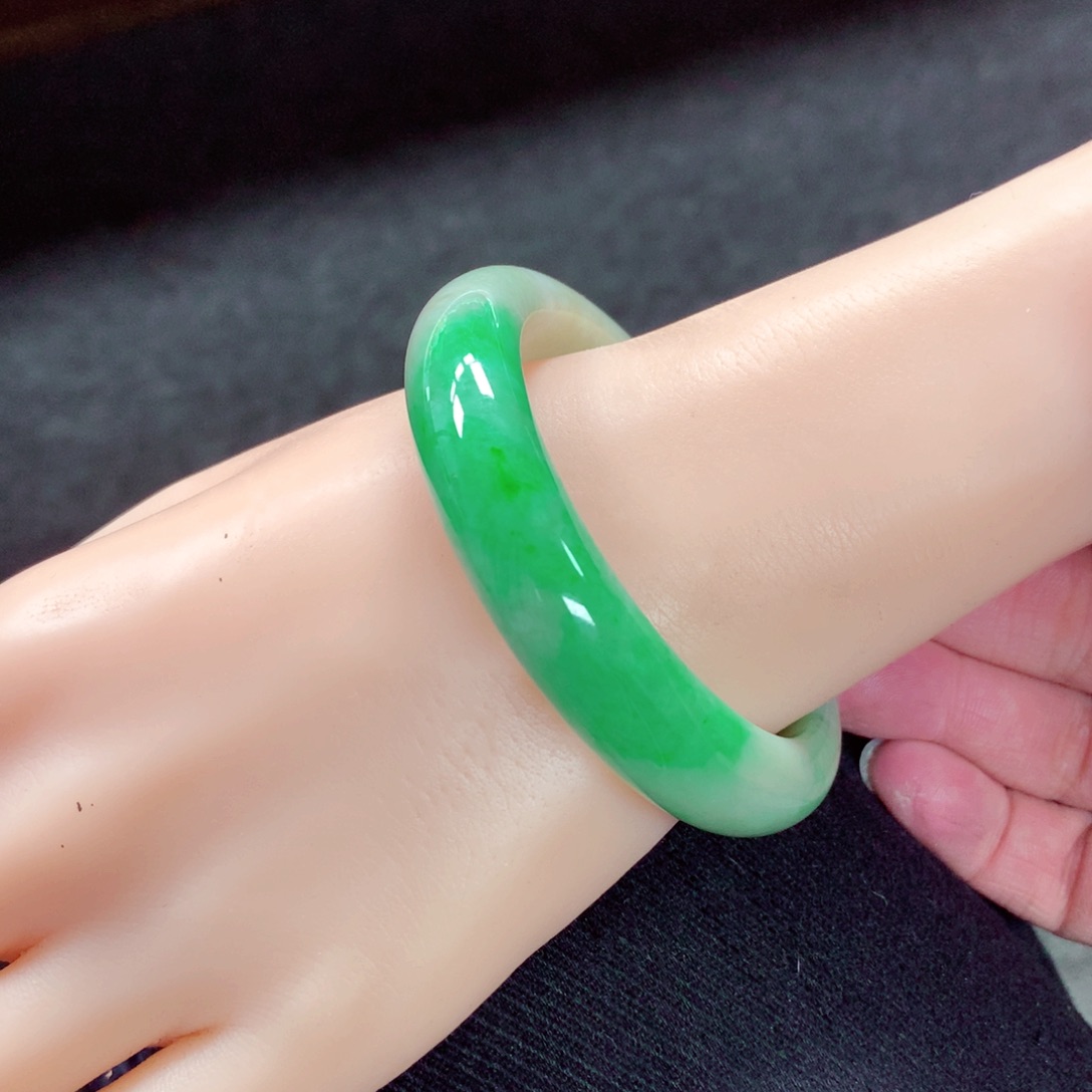 翡翠手镯未镶嵌缅甸
