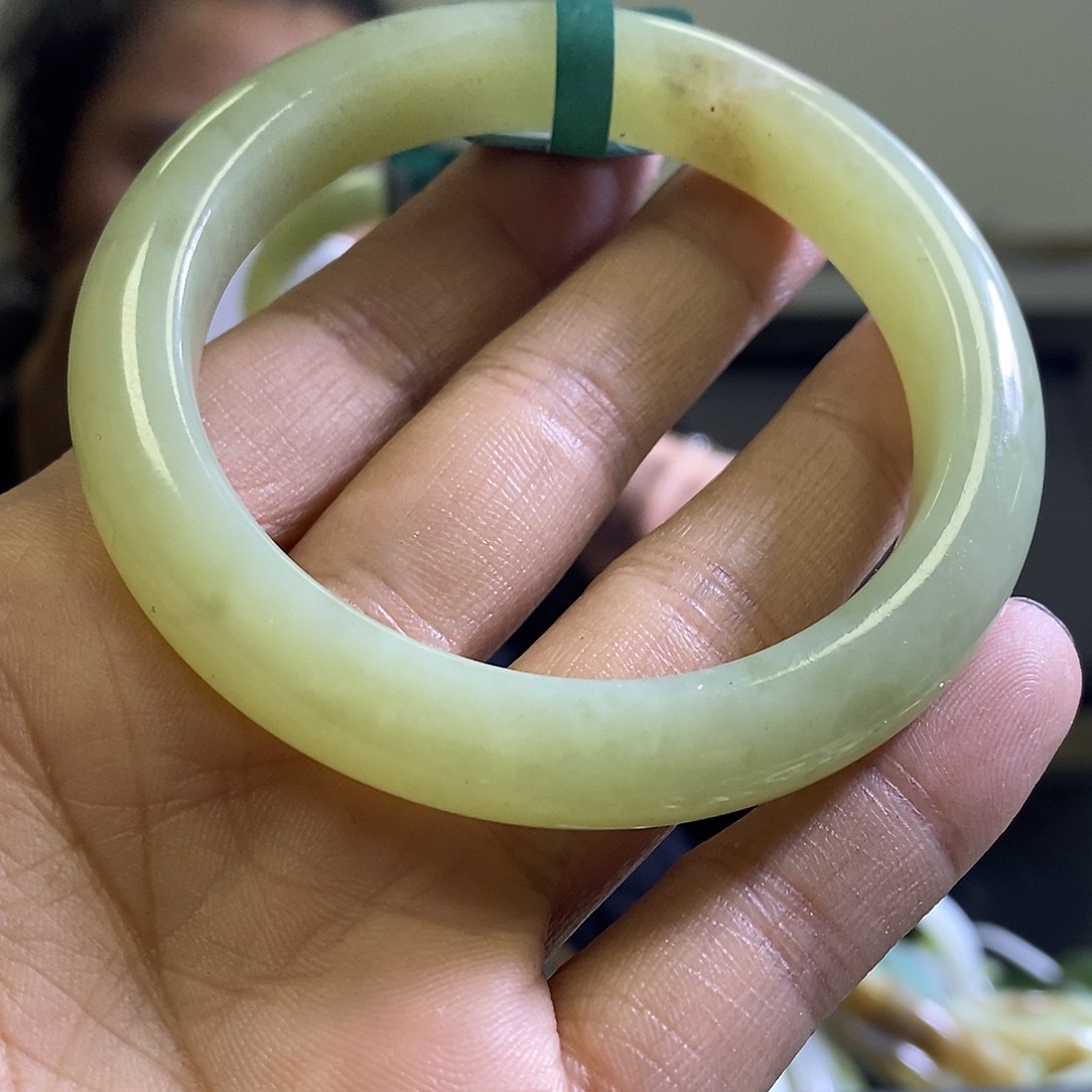 和田玉未镶嵌手镯