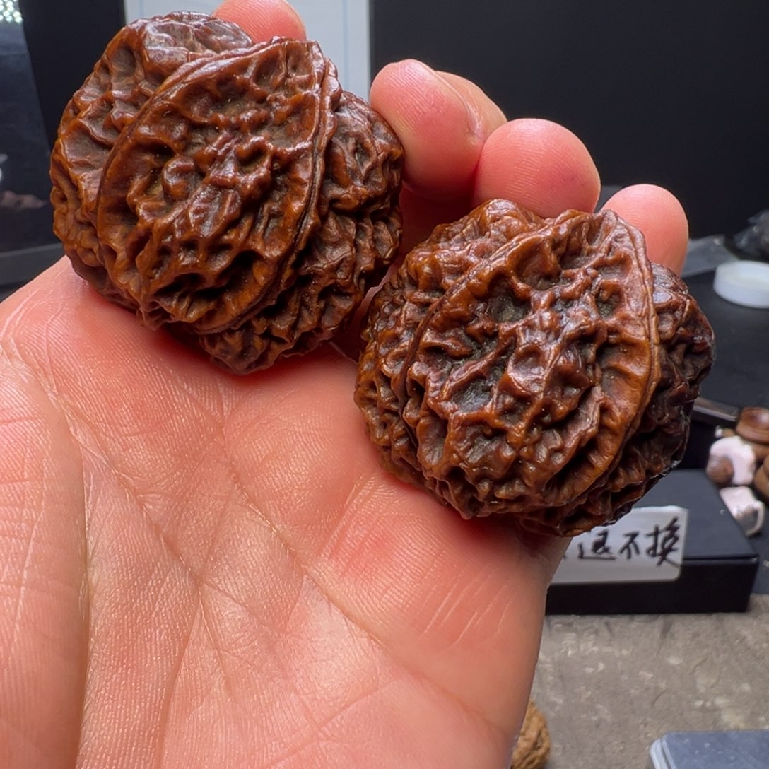 文玩核桃吊坠滚龙纹三棱佛肚43mm