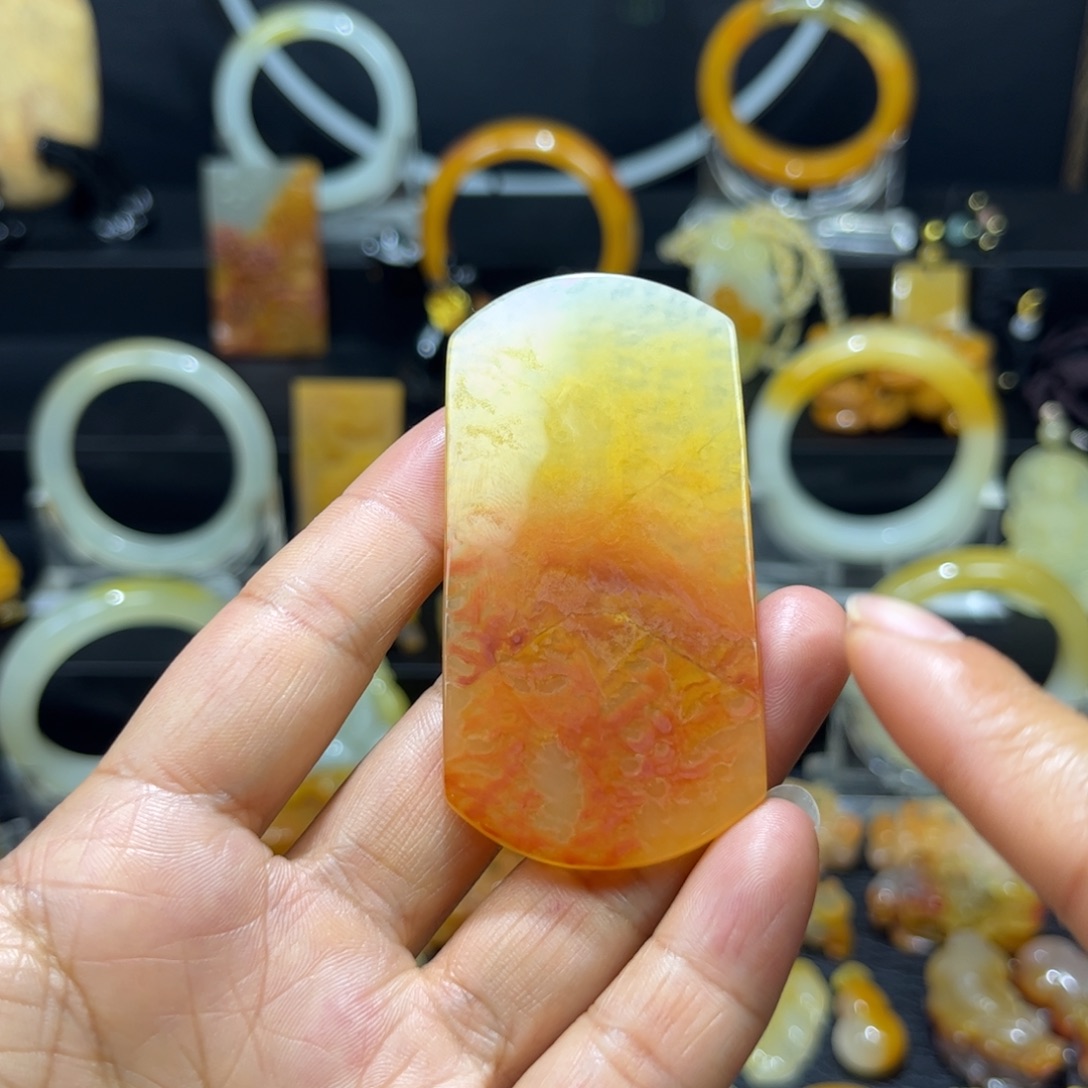 石英质玉（黄龙玉）未镶嵌颈饰