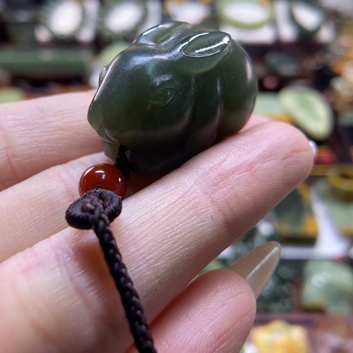 颈饰未镶嵌岫岩老玉（透闪石质玉）