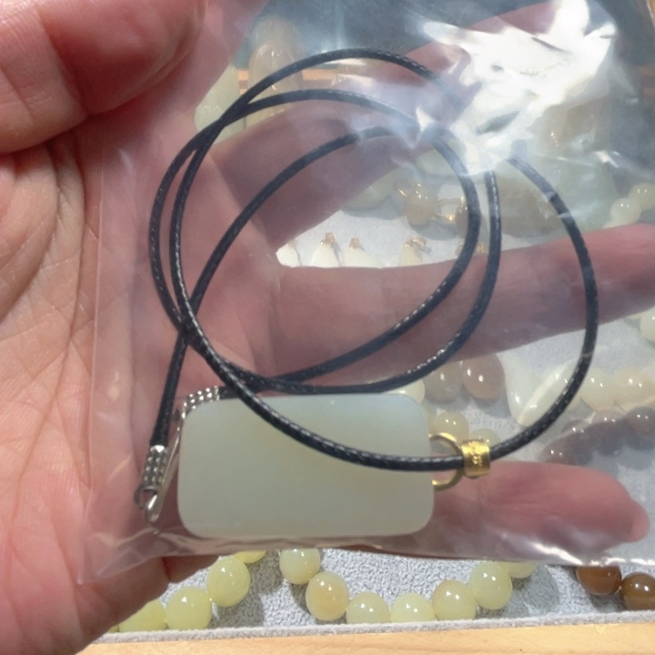 晚***果未镶嵌和田玉（糖玉）珠宝半成品