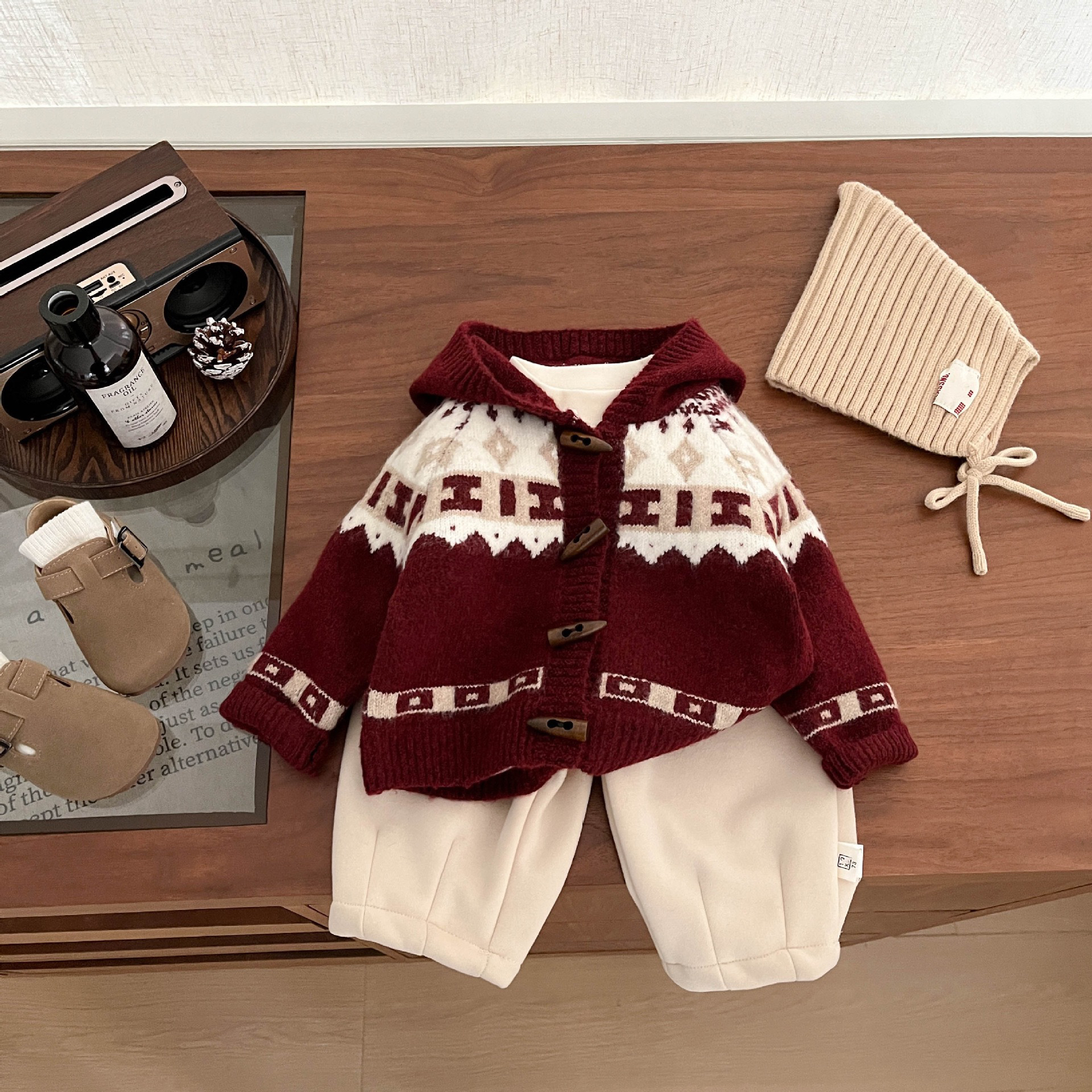 婴儿复古红色费尔岛连帽针织开衫秋冬季宝宝提花加厚喜庆过年毛衣