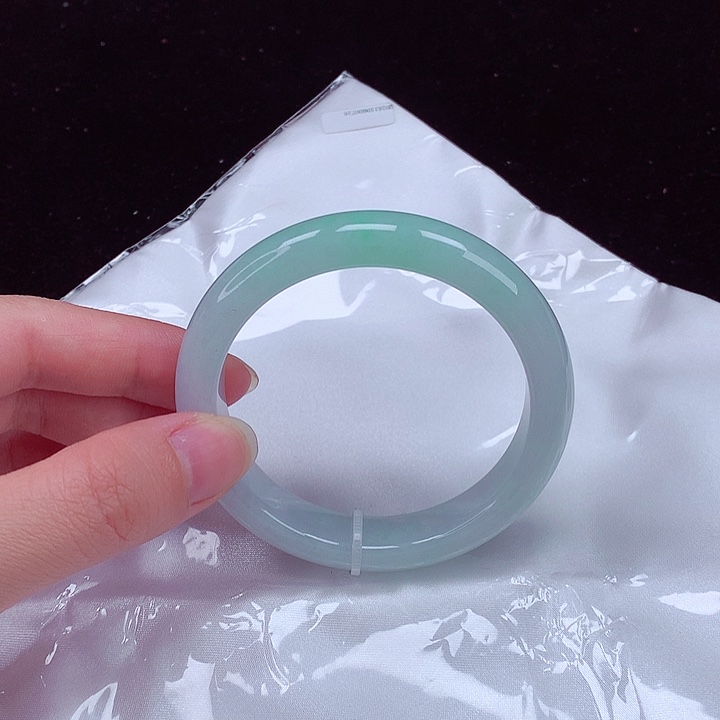 翡翠手镯未镶嵌翡翠