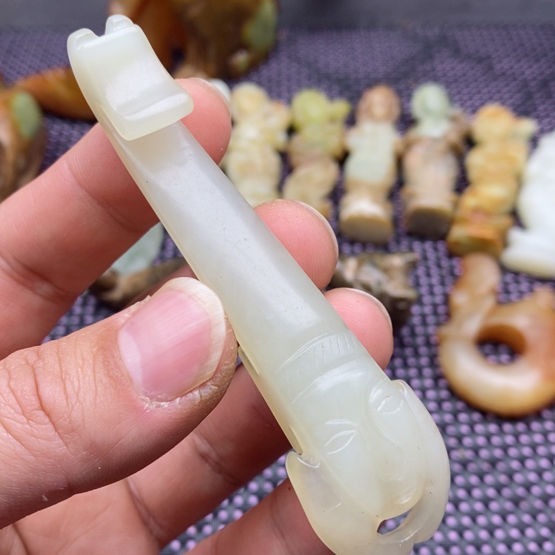 蛇纹石玉颈饰未镶嵌