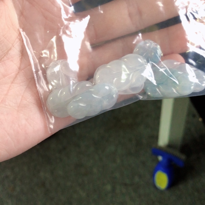 翡翠手镯未镶嵌叶子