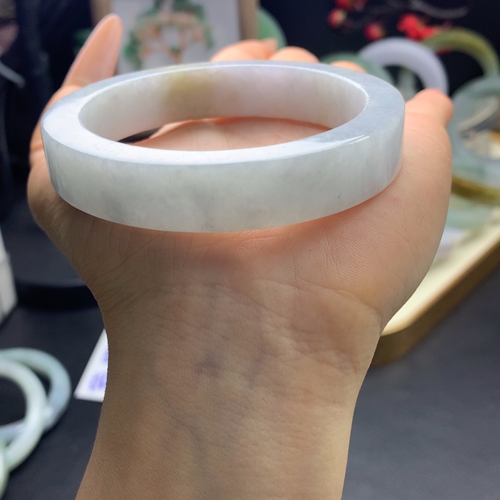 定制翡翠未镶嵌手镯4.