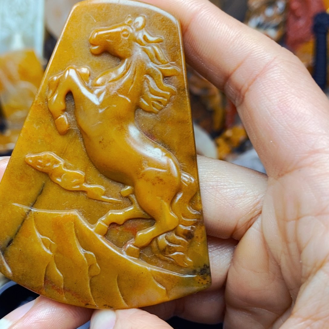 石英质玉（黄龙玉）未镶嵌颈饰