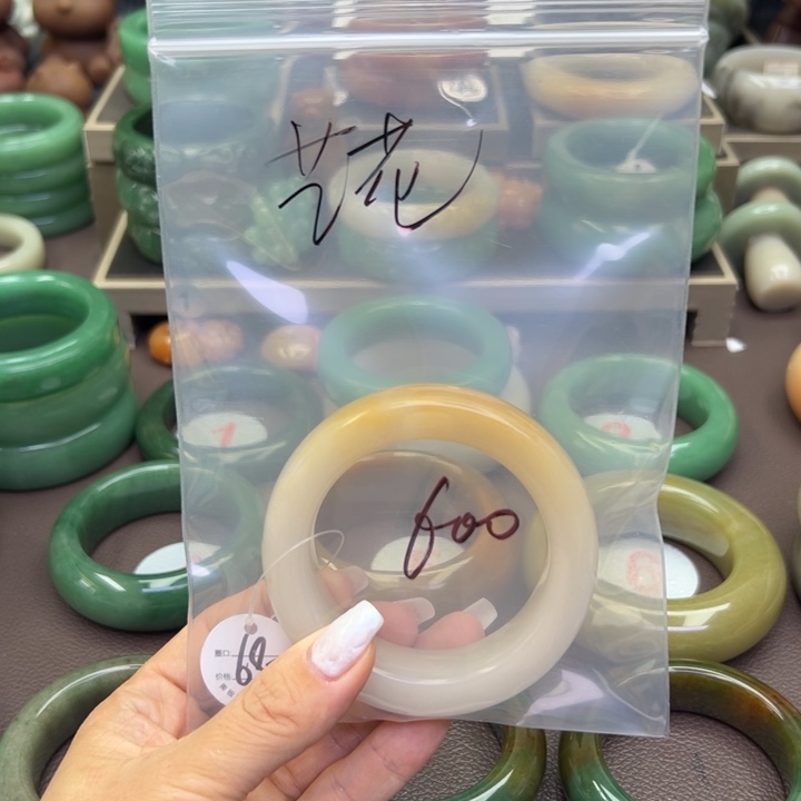 石英岩玉手镯未镶嵌艺****猫