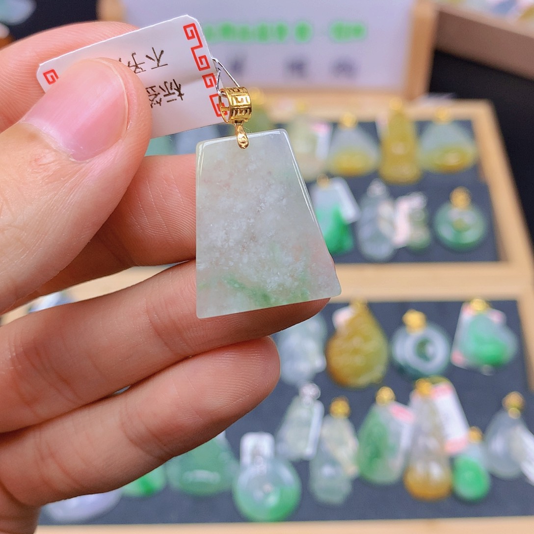 翡翠18K金镶嵌颈饰翡翠