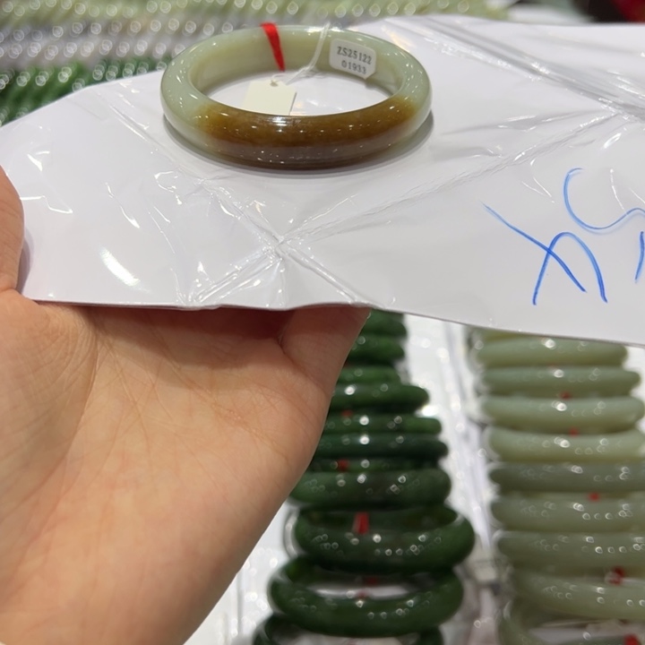 和田玉未镶嵌手镯