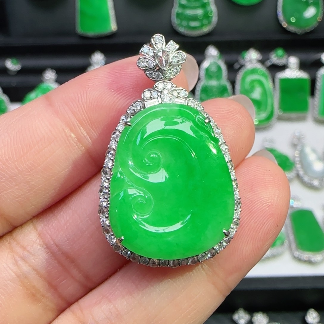 翡翠18K金镶嵌颈饰吊坠