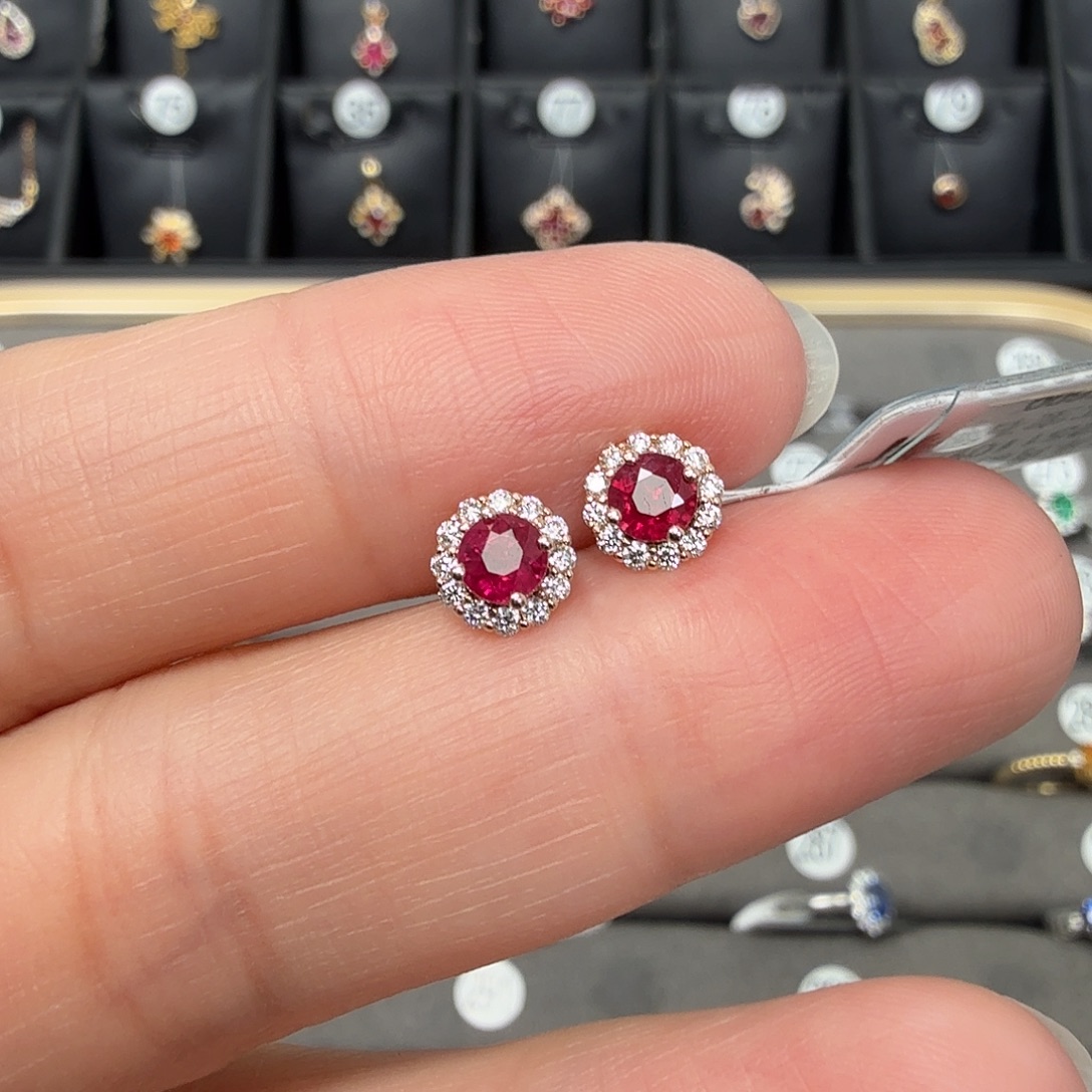 红宝石18K金镶嵌耳钉糖心大号0.62克拉
