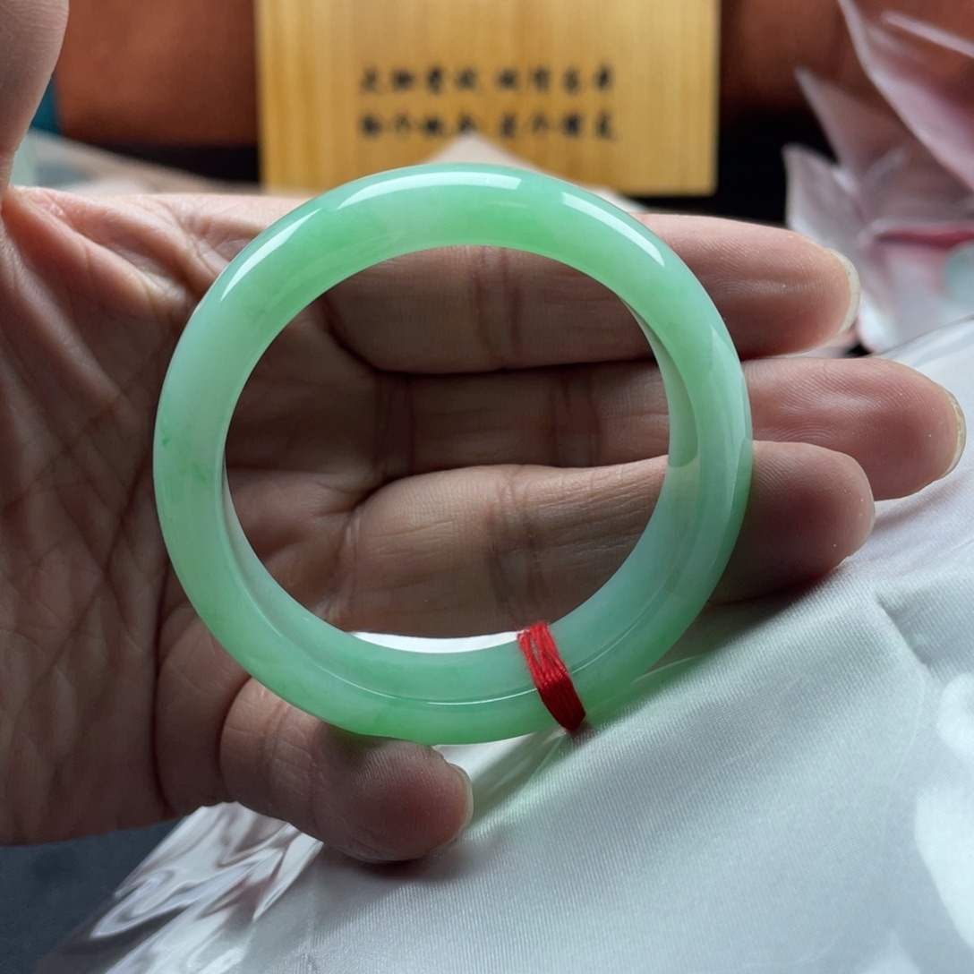 翡翠手镯未镶嵌53.1糯化满绿