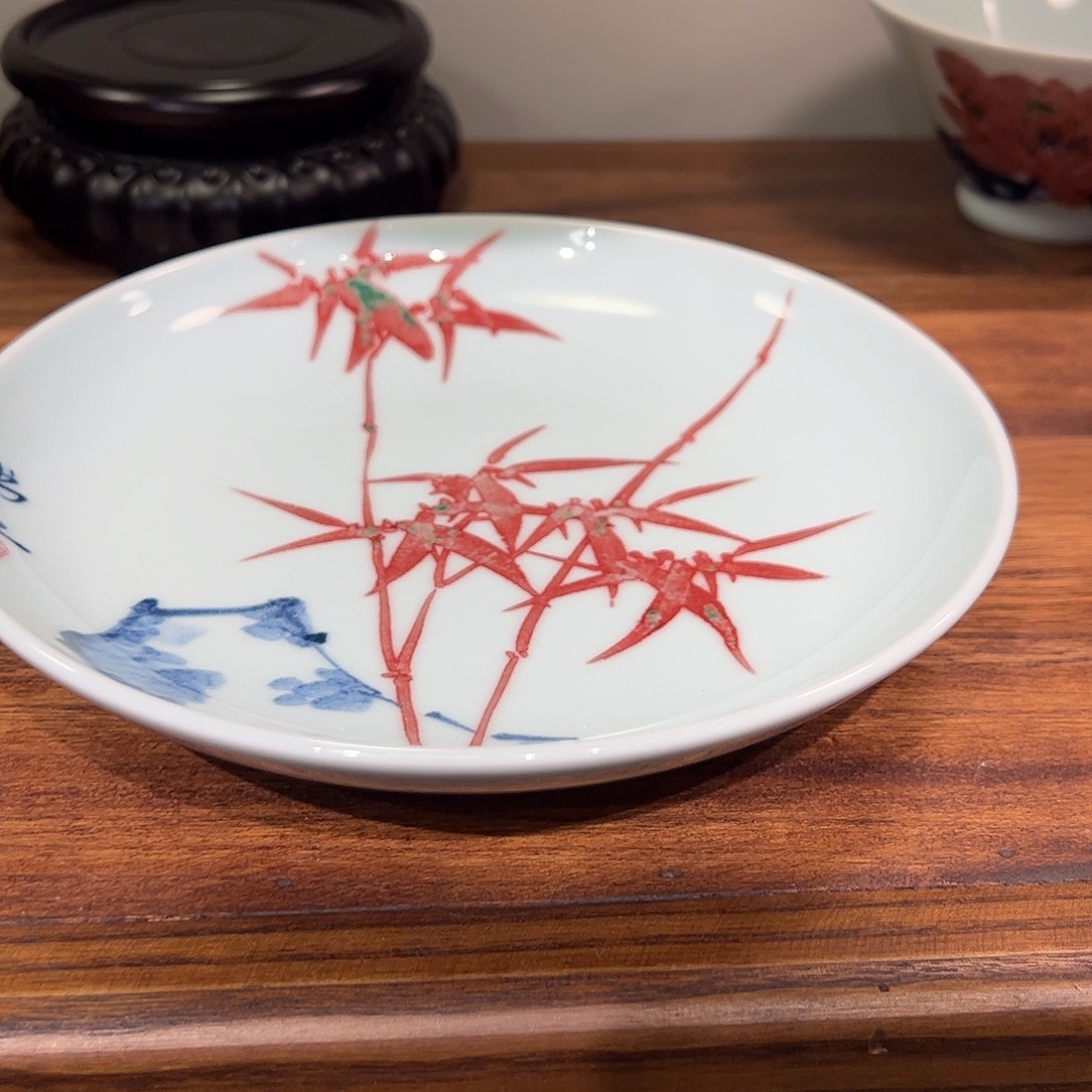 庚***白青花釉里红答谢款18公分盘