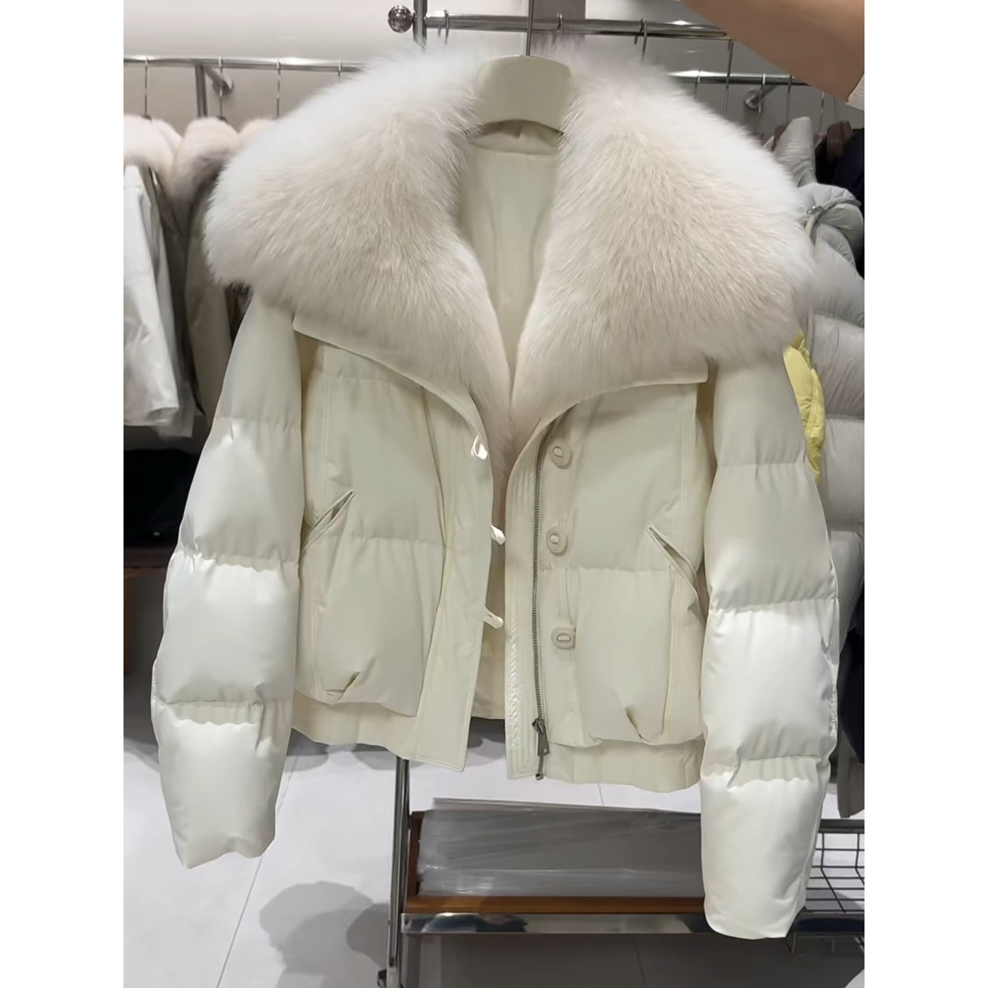 超好看轻奢毛绒大翻领白色羽绒服女2025冬装加厚保暖外套面包服