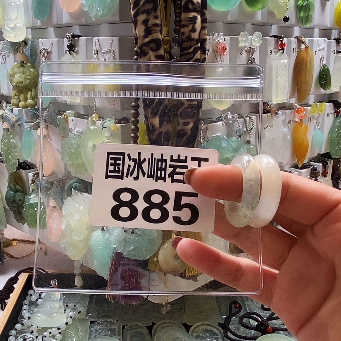 野***e蛇纹石玉未镶嵌颈饰