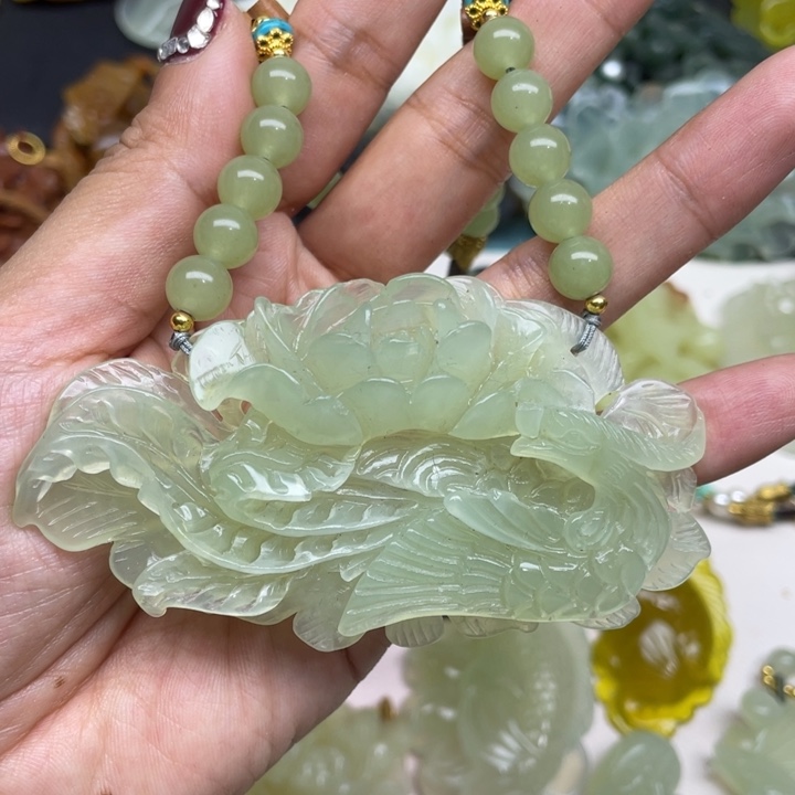 蛇纹石玉未镶嵌颈饰