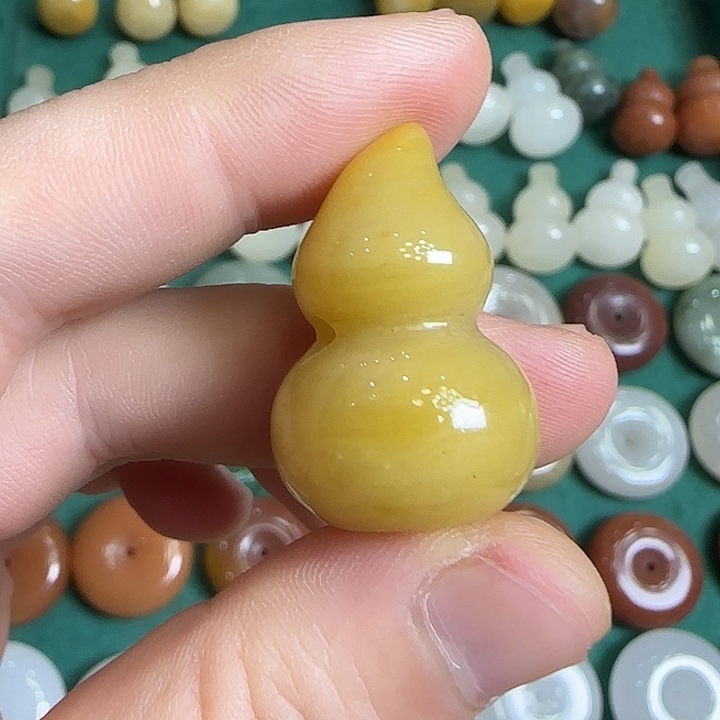 石英质玉（金丝玉）合金颈饰金丝玉葫芦吊坠