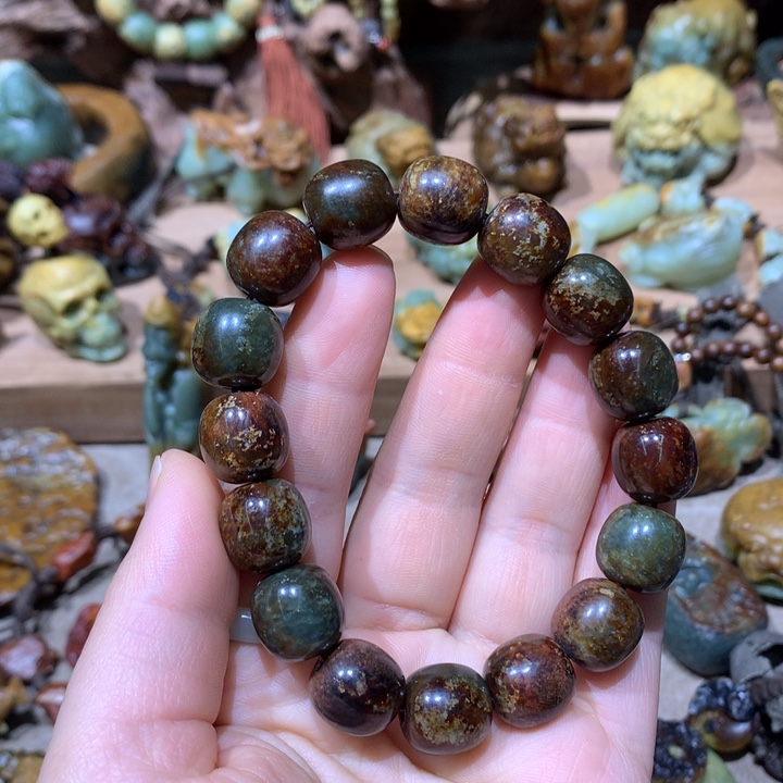 未镶嵌岫岩河磨玉（透闪石质玉）把件