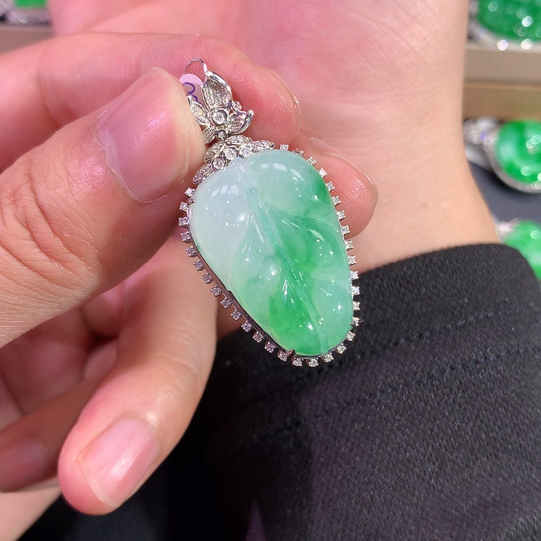 翡翠吊坠(赠链)18K金镶嵌