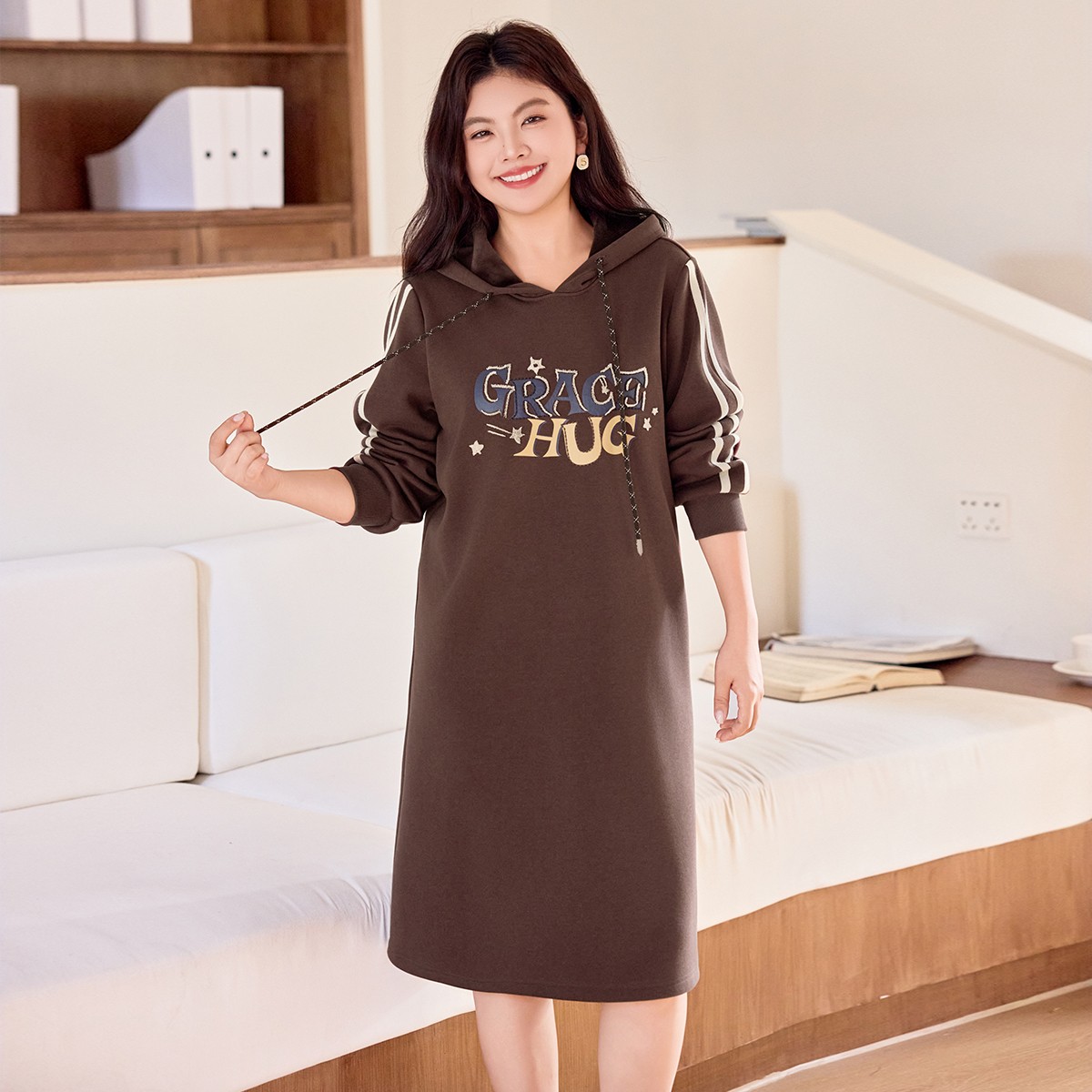 MsShe大码女装2025冬装印花加厚银狐绒连帽卫衣连衣裙Q2509064
