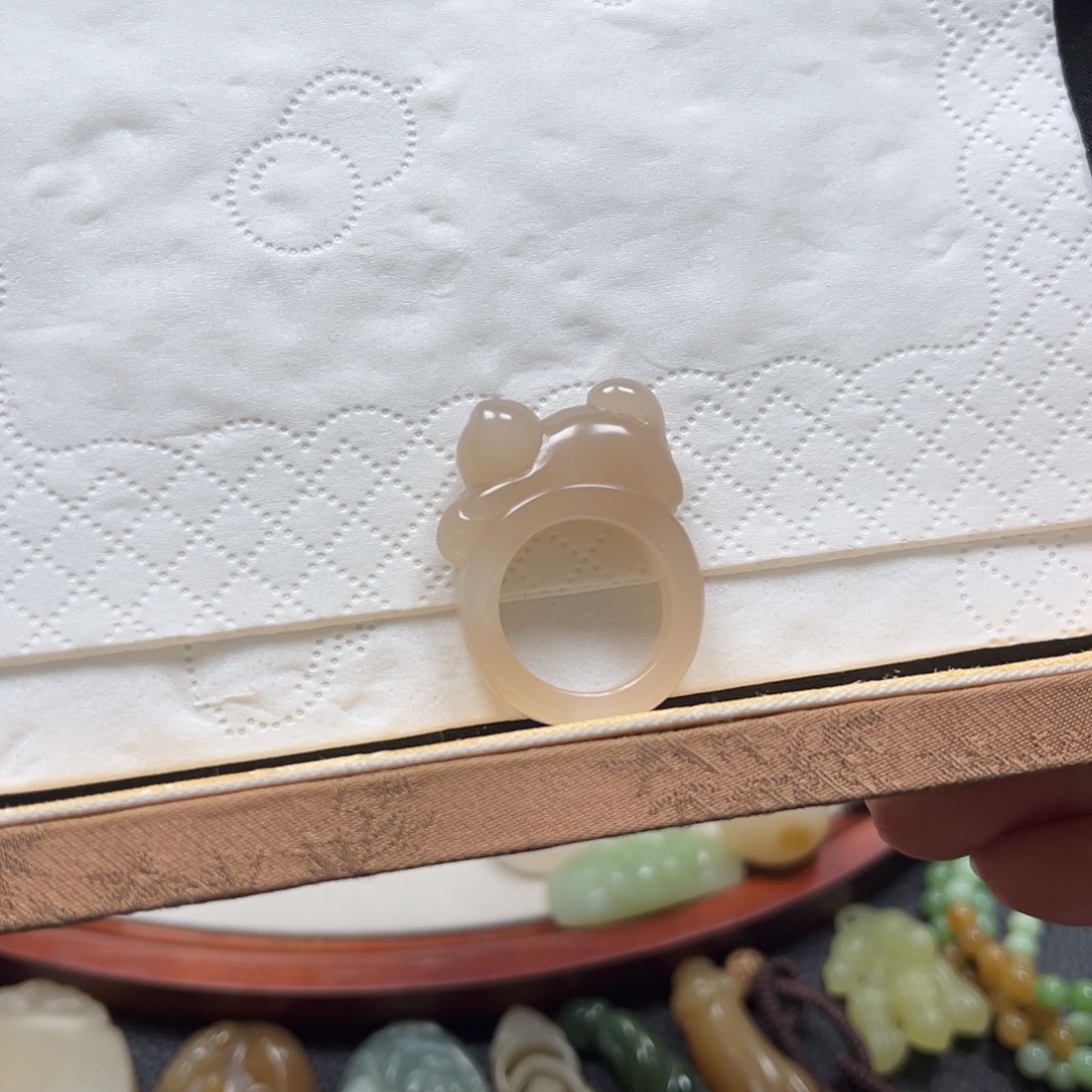 朱***️和田玉未镶嵌颈饰