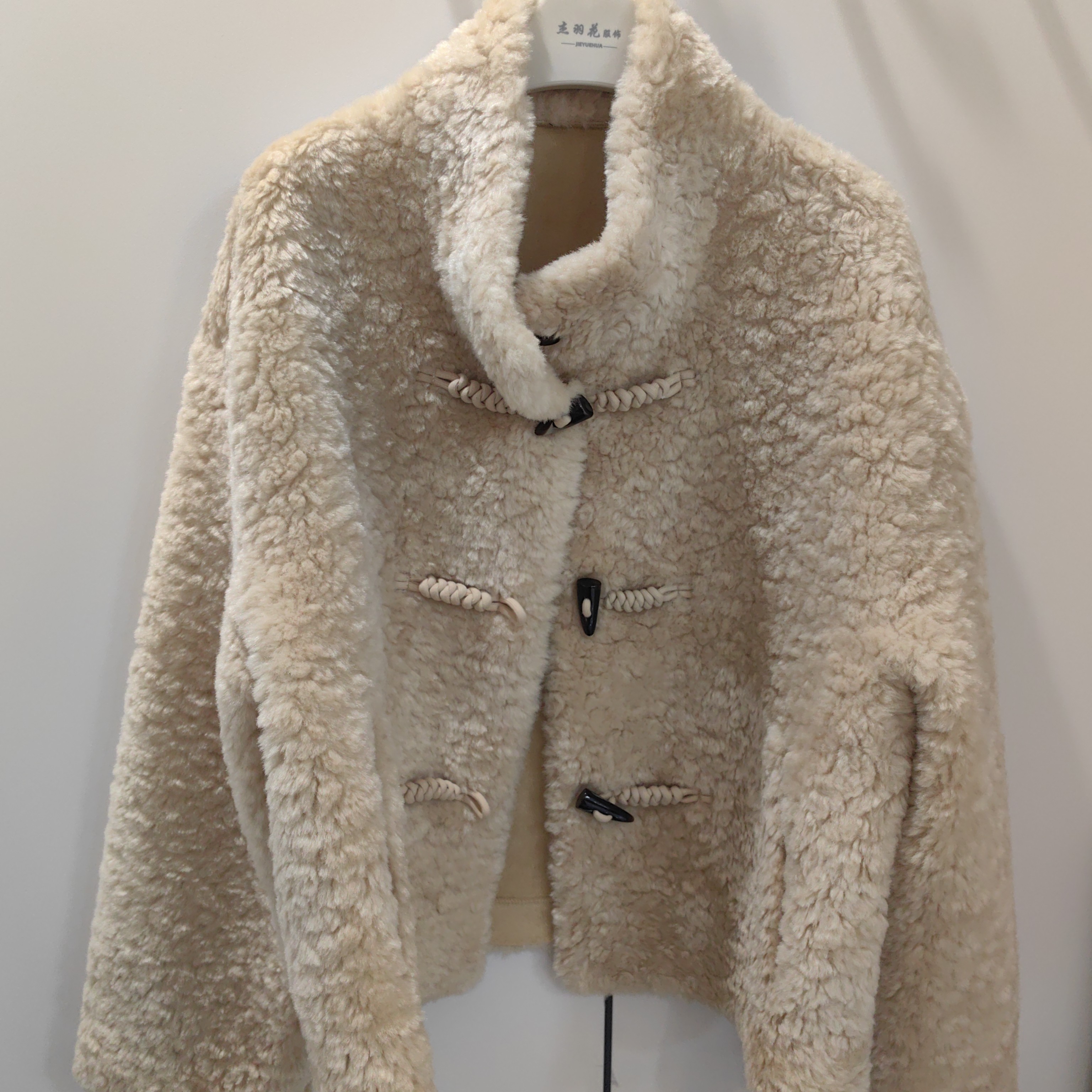米白色立领羊羔毛外套女秋冬季加厚宽松显瘦减龄短款毛绒上衣