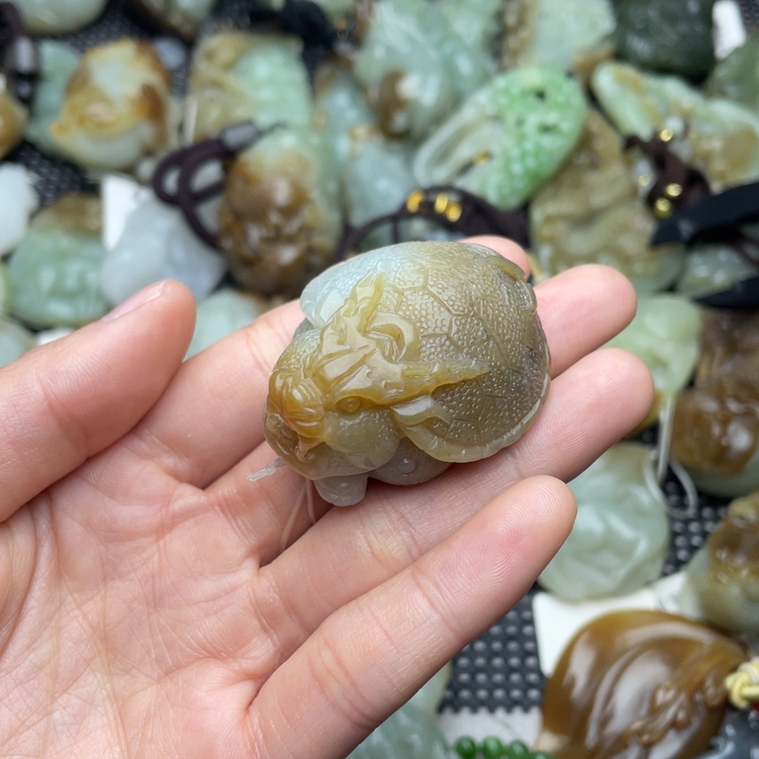 添***司和田玉未镶嵌颈饰