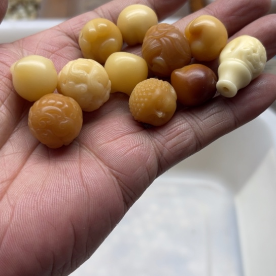 白玉菩提吊坠瑕疵雕刻件